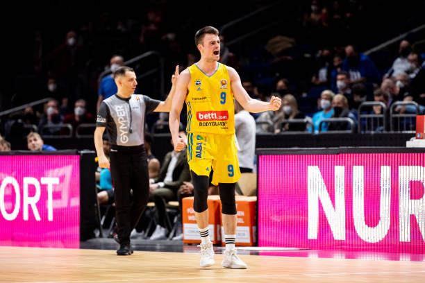 及费莱尼在 及费莱尼在