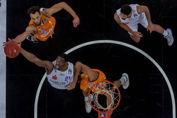 他以坚实的 他以坚实的