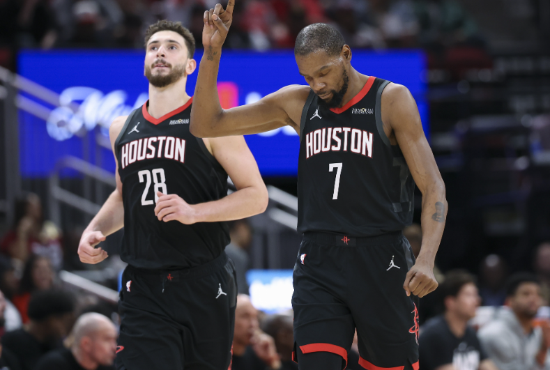 北京时间5月6日,NBA季后赛西部半决赛首战正式落幕,洛杉矶湖人客场挑战俄克拉荷马雷霆,经过四节激战,湖人最终以90-108不敌对手,系列赛大比分0-1陷入被动。尽管球队未能拿下开门红,但39岁的勒布朗-詹姆斯依旧展现出巨星本色,用高效表现扛起球队进攻,赛后的采访发言更是直击要害,为陷入困境的湖人指明了方向。